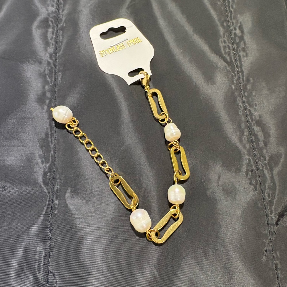 Elegant Gold and Pearl Bracelet - Picture 4 of 8